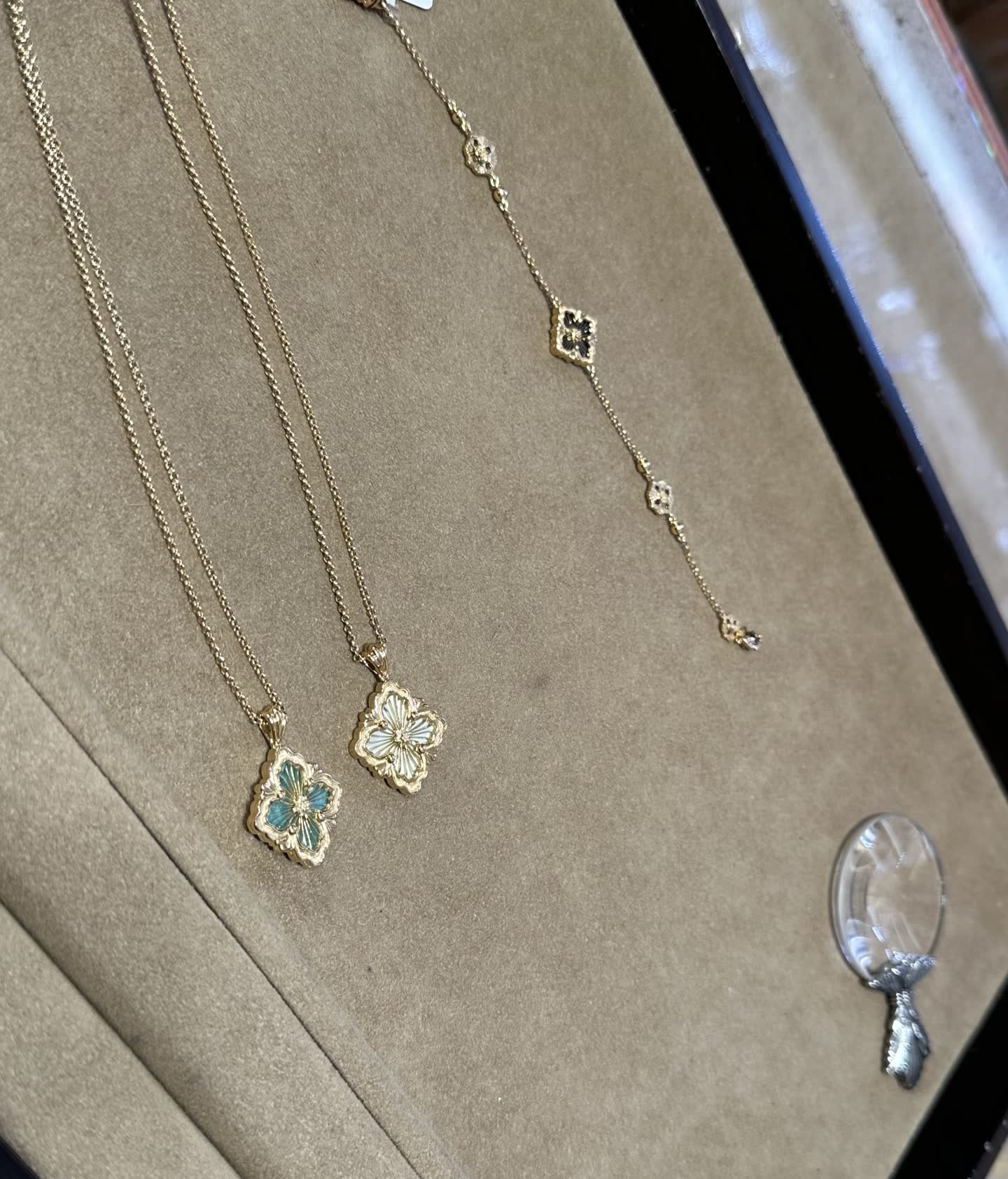 Van Cleef & Arpels Elegant Gold Flower Pendant Necklace